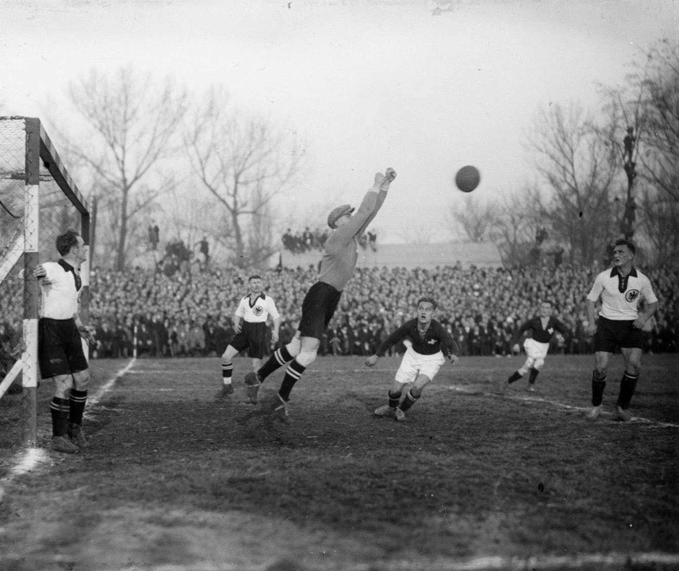 Vor genau 100 Jahren, am 14. Dezember 1924, trafen die Fussballnationalmannschaften Deutschlands und der Schweiz in einem Freundschaftsspiel vor 25’000 Zuschauern auf dem ‹Platz am Gaskessel›, dem damaligen Stadion des Stuttgarter Sportclub, aufeinander.