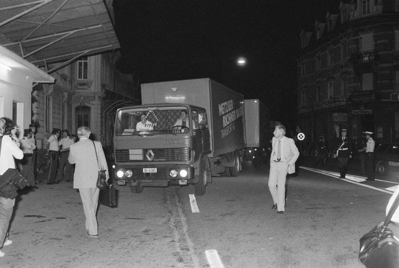 Ankunft der Seveso-Fässer am Grenzübergang Lysbüchel im Morgengrauen des 4. Juni 1983.