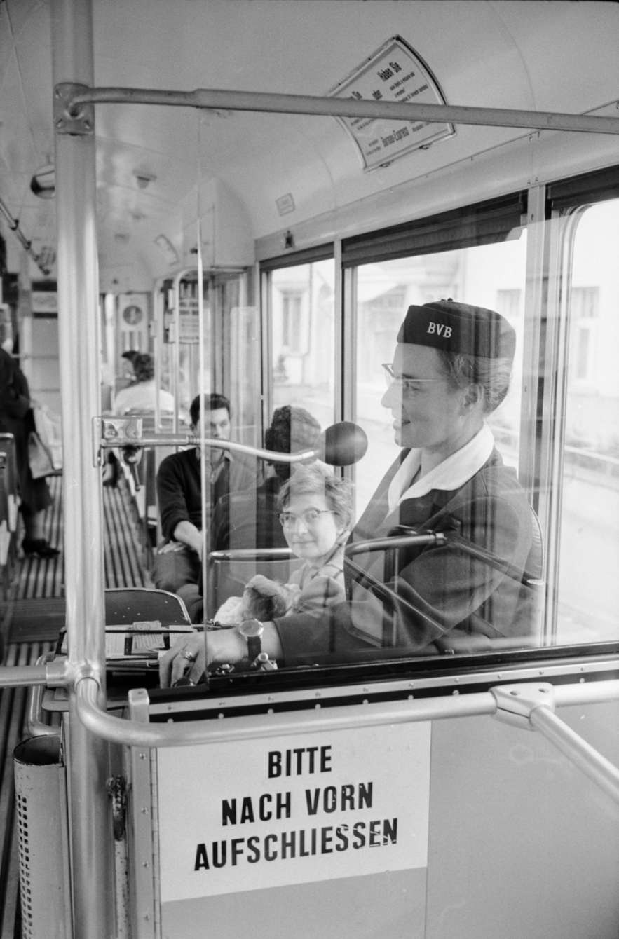 Billetteuse im Basler Tram, 1961