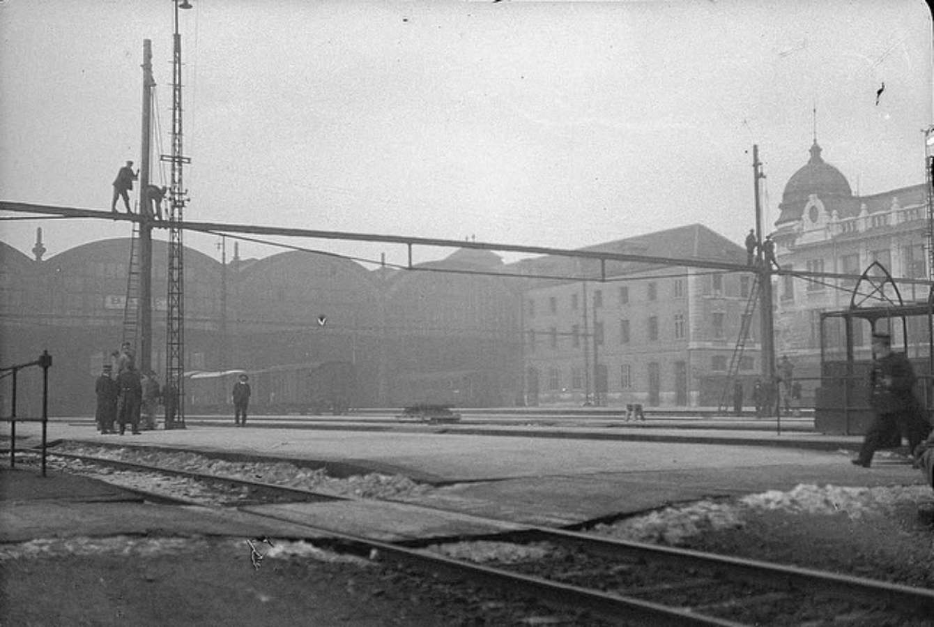 Die erste Stromerzeugung in der Stadt begann 1881 mit Gas- und Petroleummotoren, die Generatoren antrieben