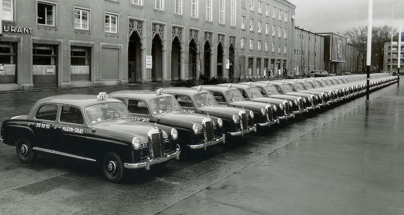 40 neue Mercedes-Benz der Taxizentrale vor der Mustermesse Basel