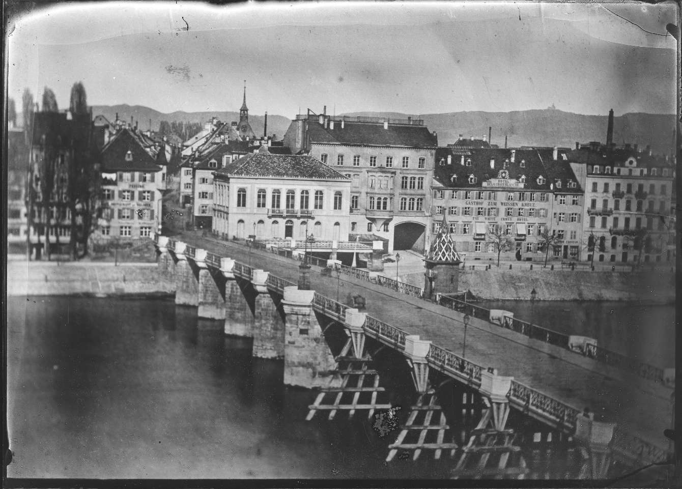 Mittlere Bheinbrücke Basel mit Kleinbasler Rheinufer, 27. Februar 1889