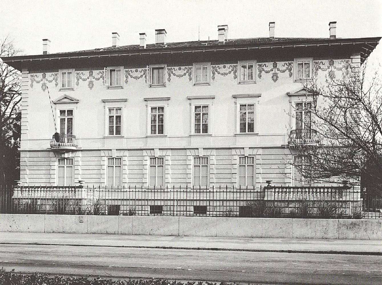 Villa Pobé an der St. Alban-Anlage 36/38 vor ihrem Abbruch Ende September 1975.