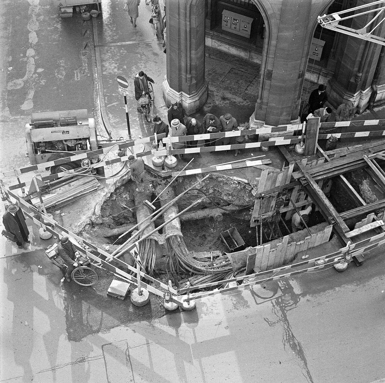 Blick auf eine Baustelle in der Freien Strasse / Ecke Rüdengasse, 13. März 1964