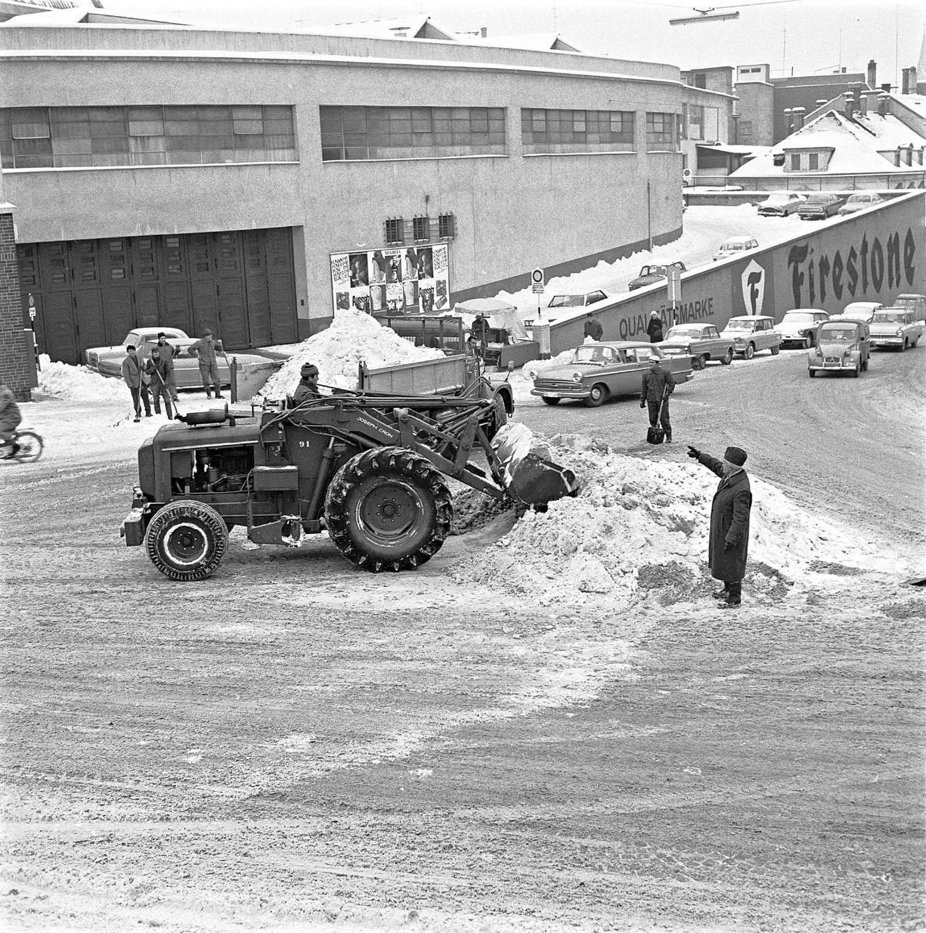 Schneeeräumen bei der Markthalle Basel, 14. Januar 1966