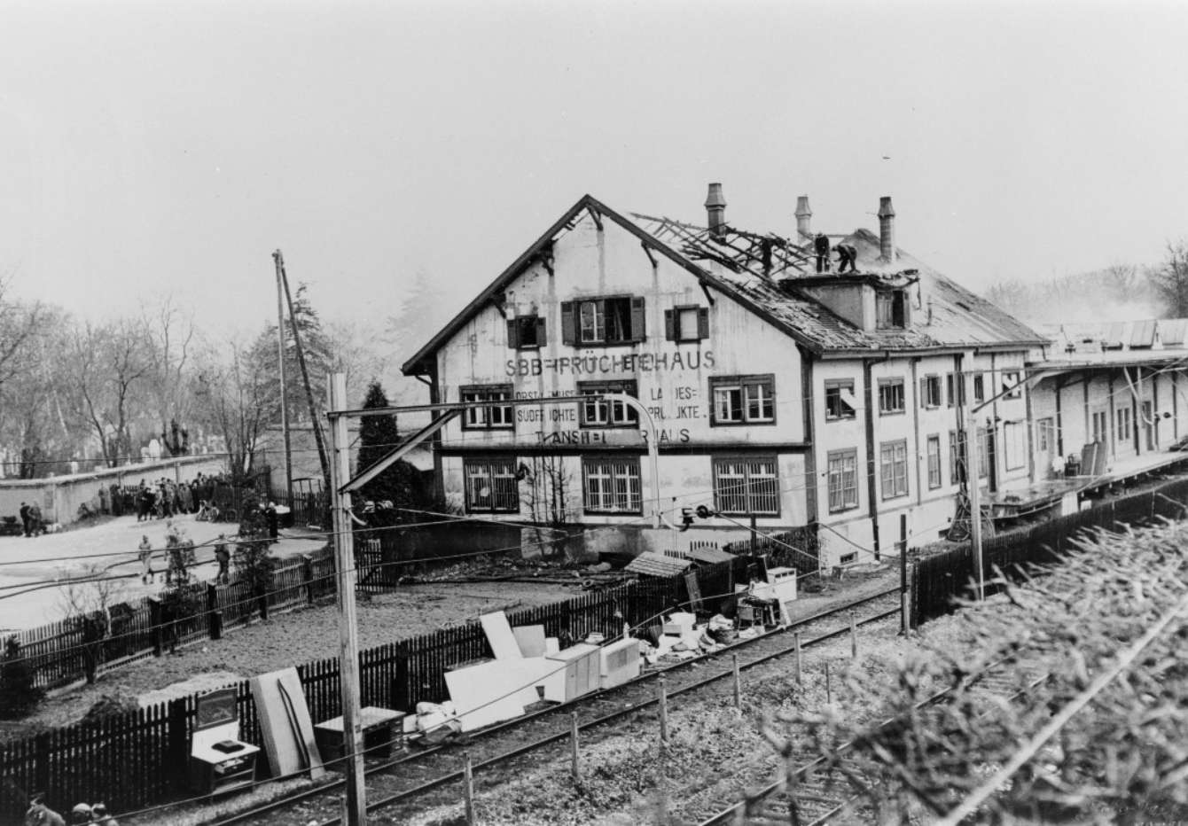 Bombardierung Bahnhof Wolf, beschädigtes Früchtehaus der SBB.