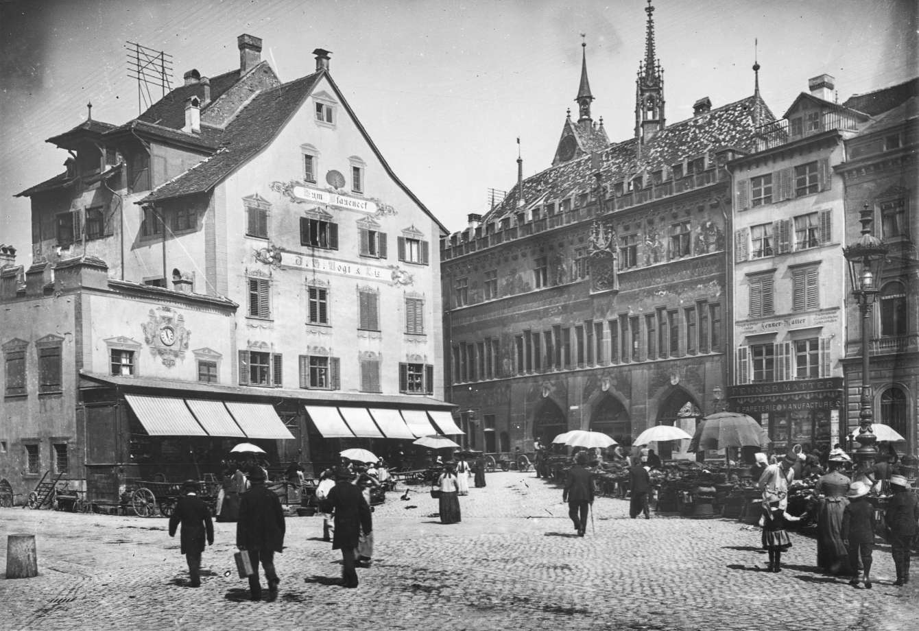 Basler Marktplatz mit dem Rathaus (rechts) und dem Haus ‹zum Pfaueneck› (links) um 1890