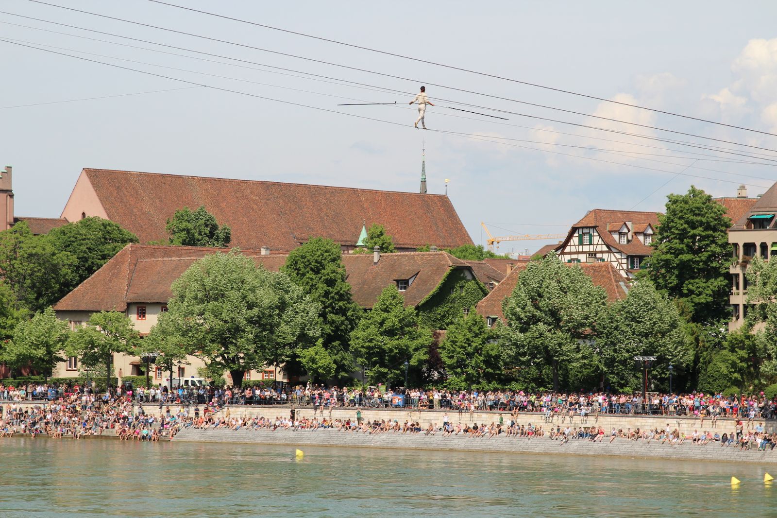 Laurence Tremblay-Vu auf dem Hochseil über dem Rhein – {source?html}