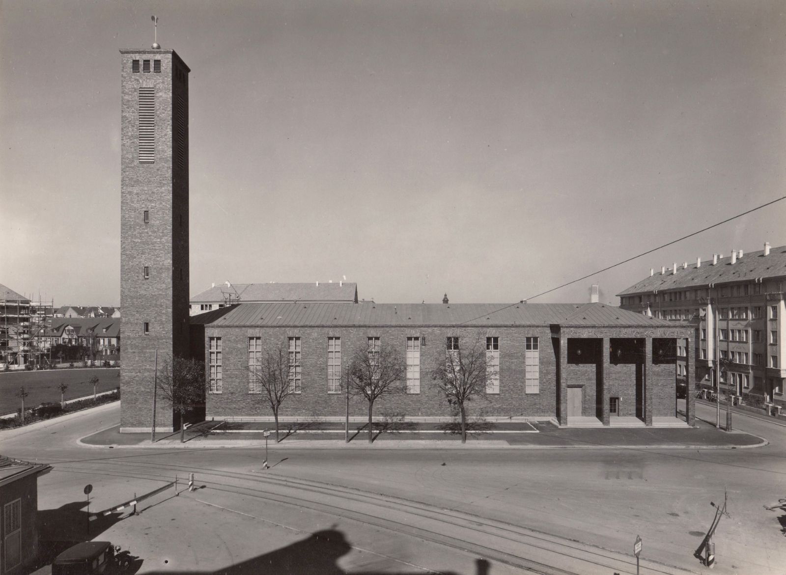 Blick vom Allschwilerplatz auf die Südfassade des Oekolampads – {source?html}