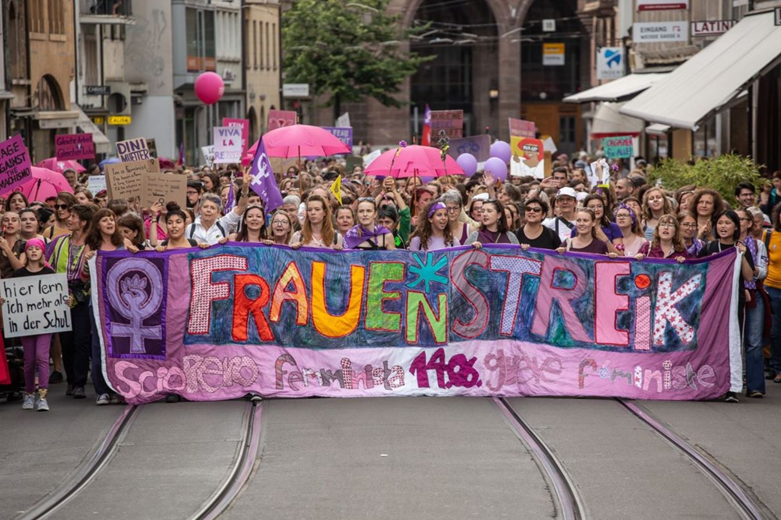 Spitze des Demonstrationszuges in der Falknerstrasse – {source?html}