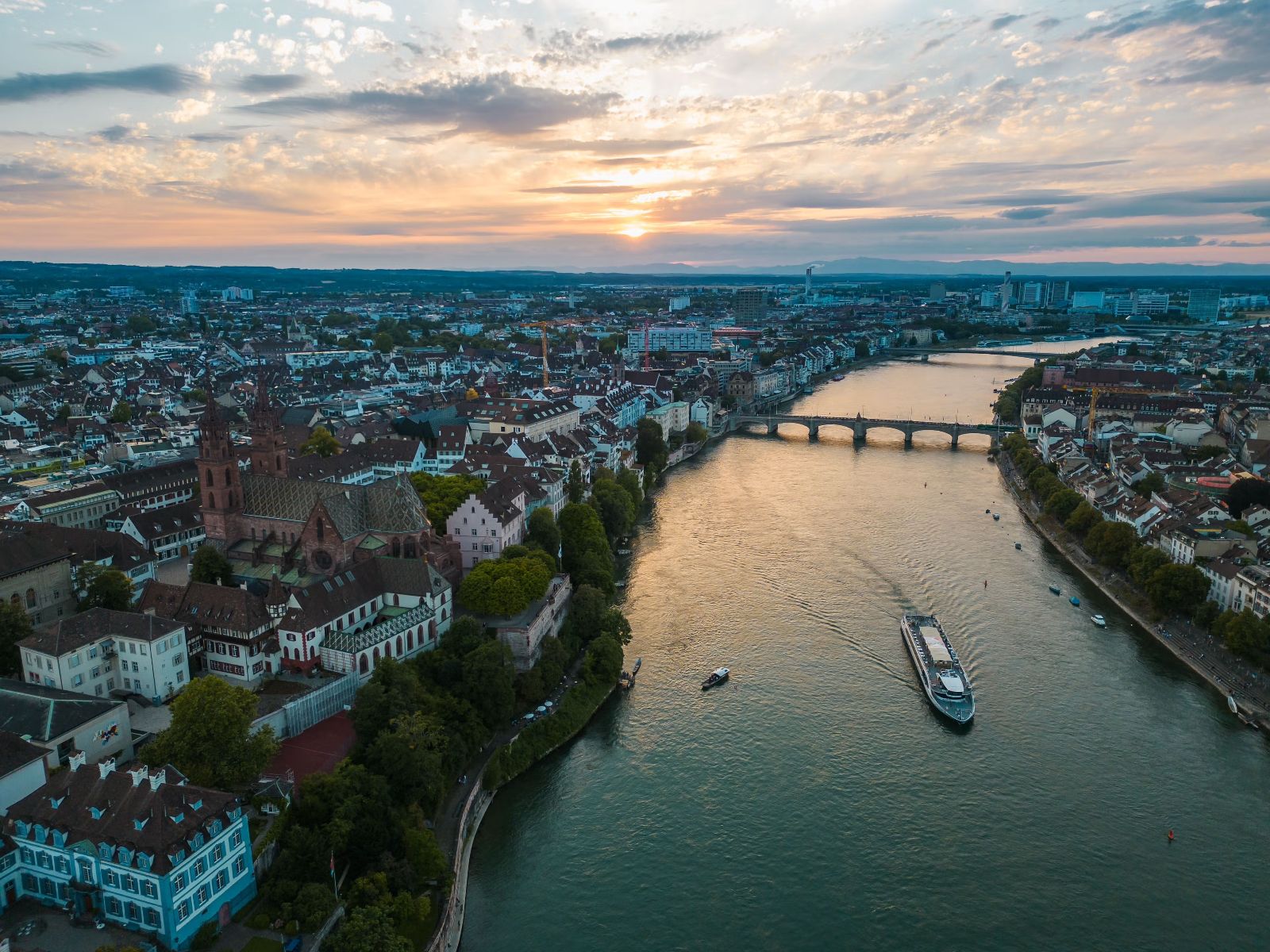 Personenschifffahrt auf dem Rhein in Basel – {source?html}