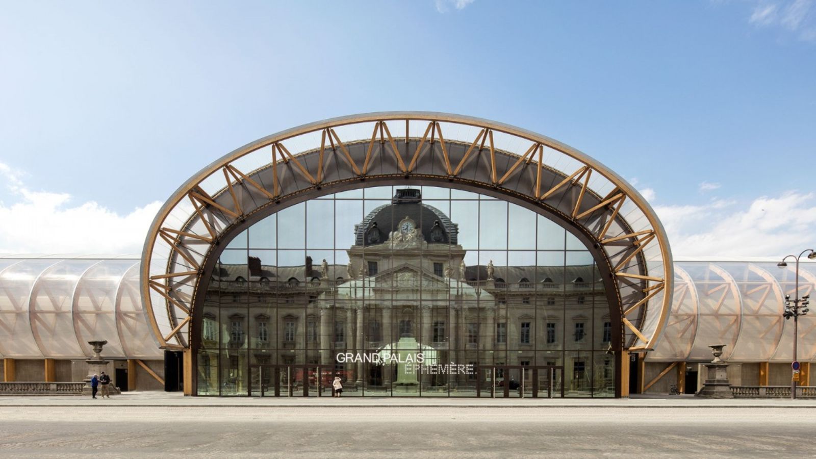 Das Grand Palais Éphémère auf dem Marsfeld, Paris – {source?html}