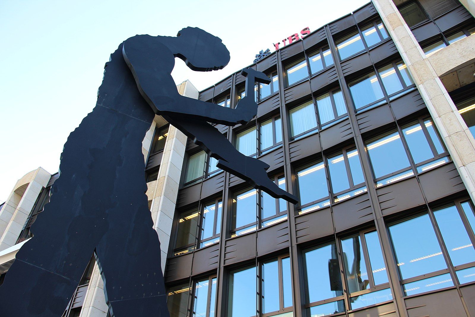 Bürogebäude und ‹Hammering Man› – {source?html}