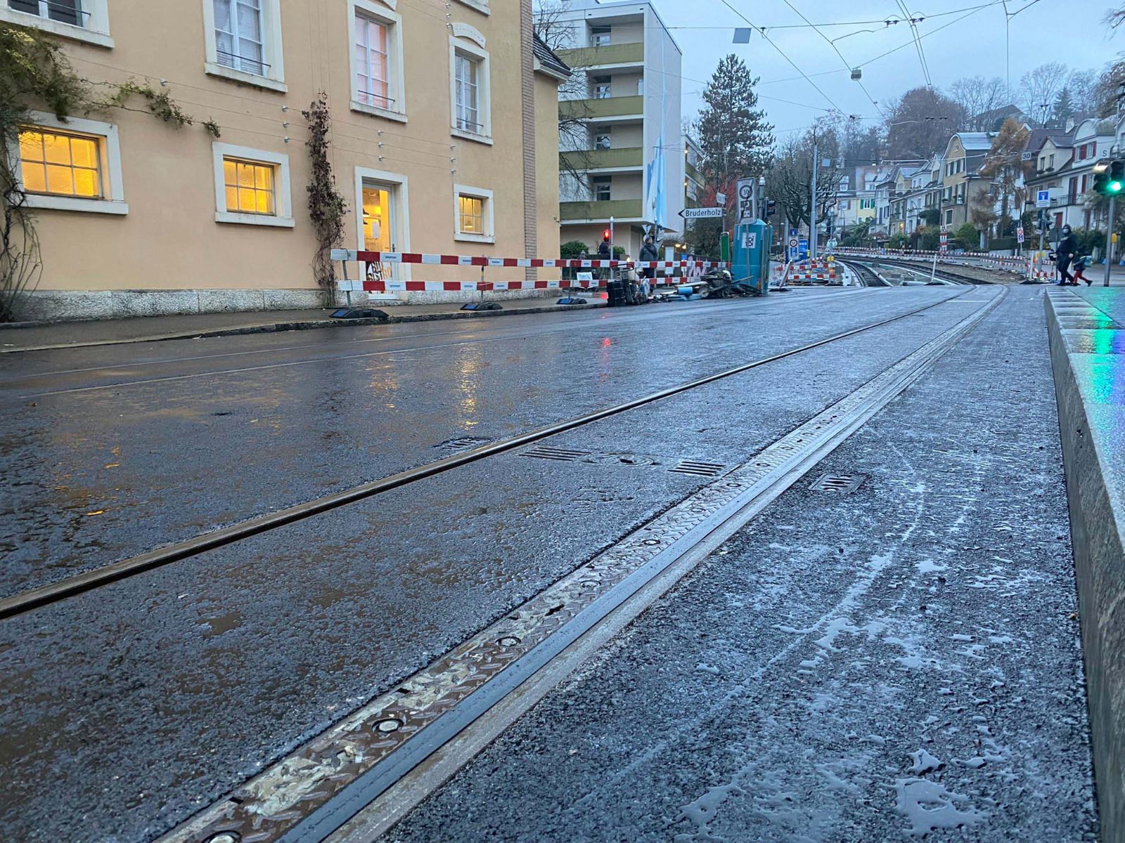 Tramgleis mit Gummifüllung, Bruderholzstrasse – {source?html}