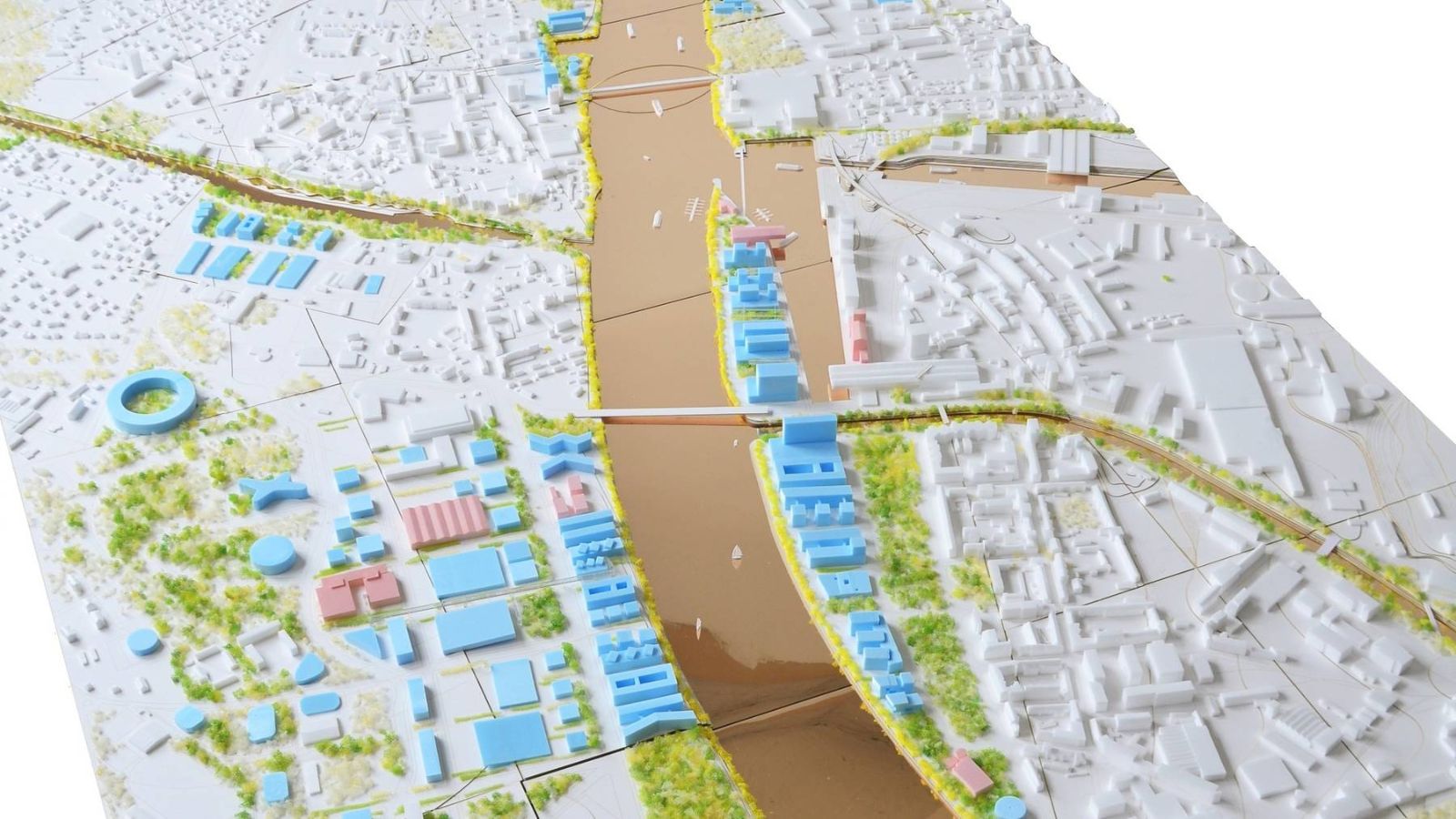 3Land-Modell mit der vorgeschlagenen neuen Brücke und der Passerelle, oben die bestehende Dreiländerbrücke. – {source?html}