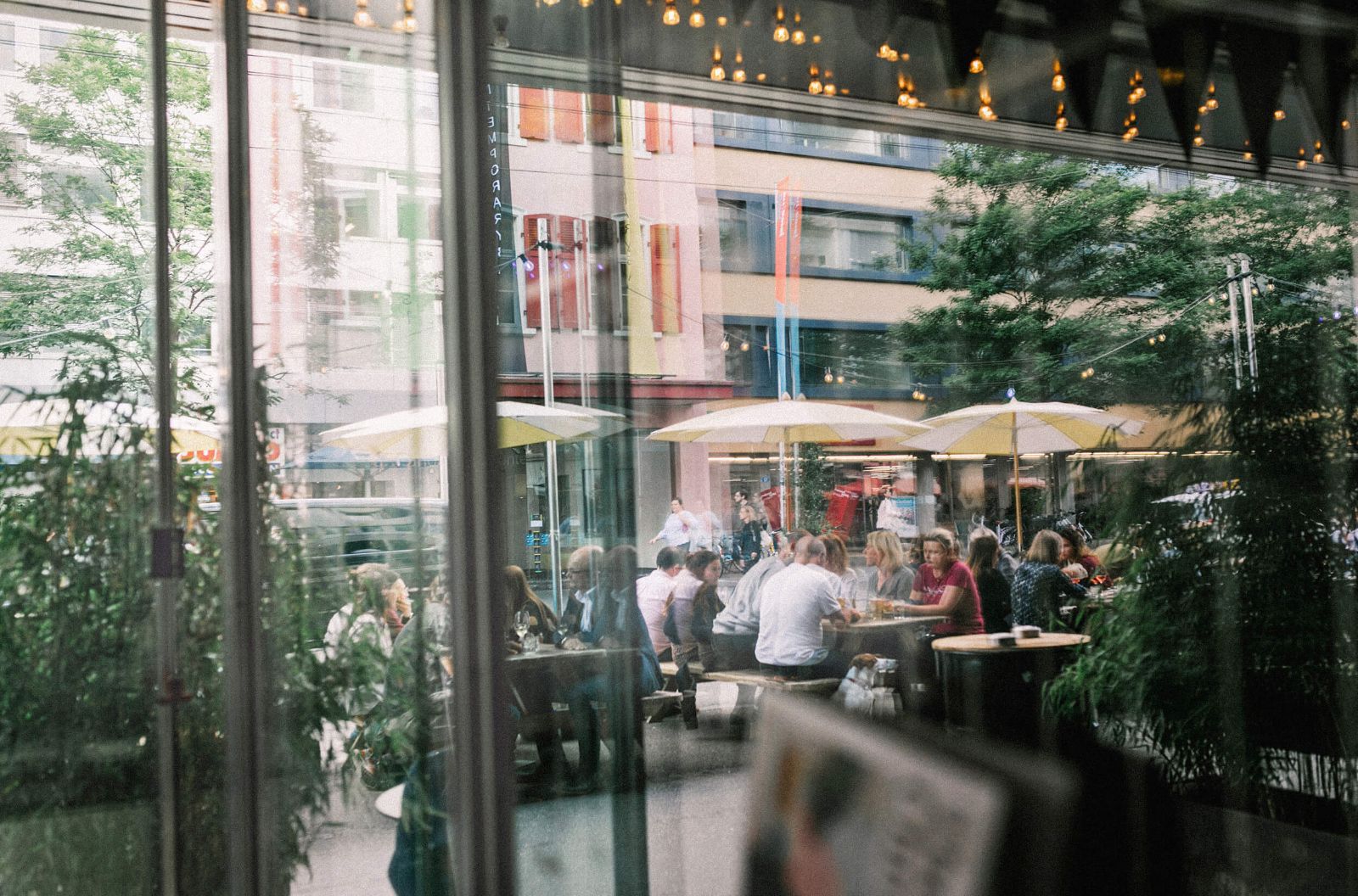 Gastro- und Begegnungsort Klara, Terrasse an der Clarastrasse  – {source?html}