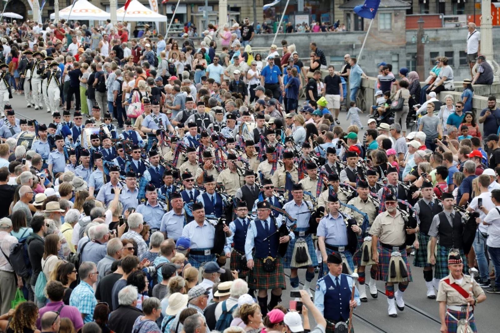 Tattoo-Parade durch Innenstadt – {source?html}