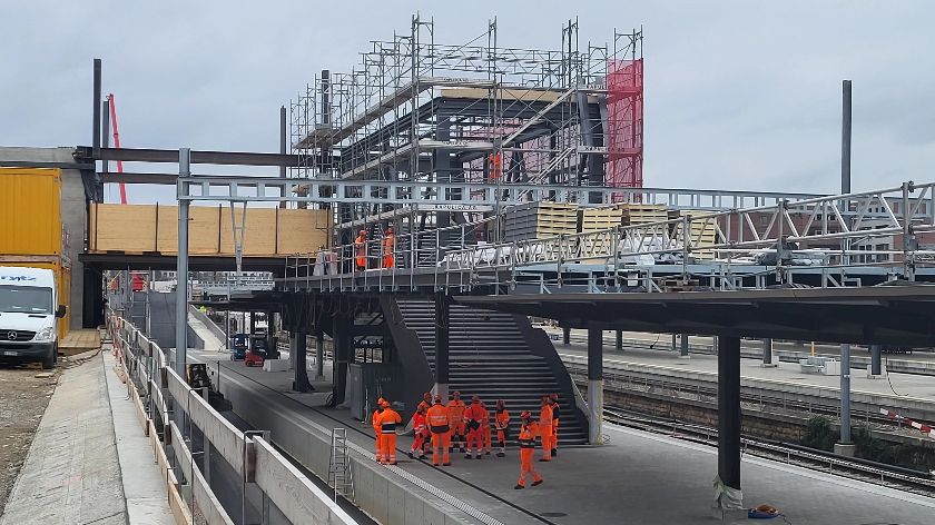 Die provisorische Passerelle des Bahnhof Basel SBB im Bau – {source?html}