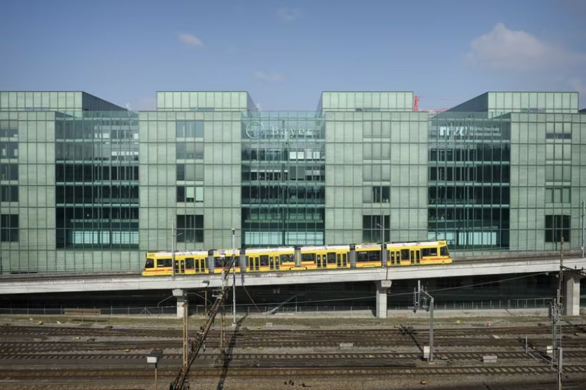 Bayer-Firmengebäude im Peter-Merian-Haus beim Bahnhof Basel SBB – {source?html}