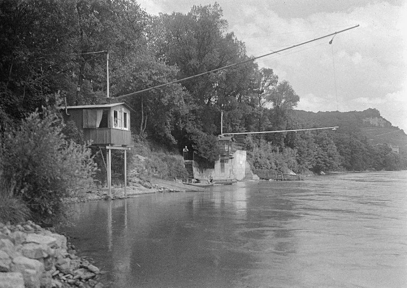 Fischergalgen am Kleinbasler Rheinufer, im Hintergrund rechts das Grenzacher Horn – {source?html}