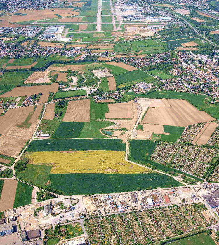 Landschaftsraum Parc des Carrières, unten Gewerbegebiet, rechts Saint-Louis, oben Euro-Airport (Foto: IBA Basel)